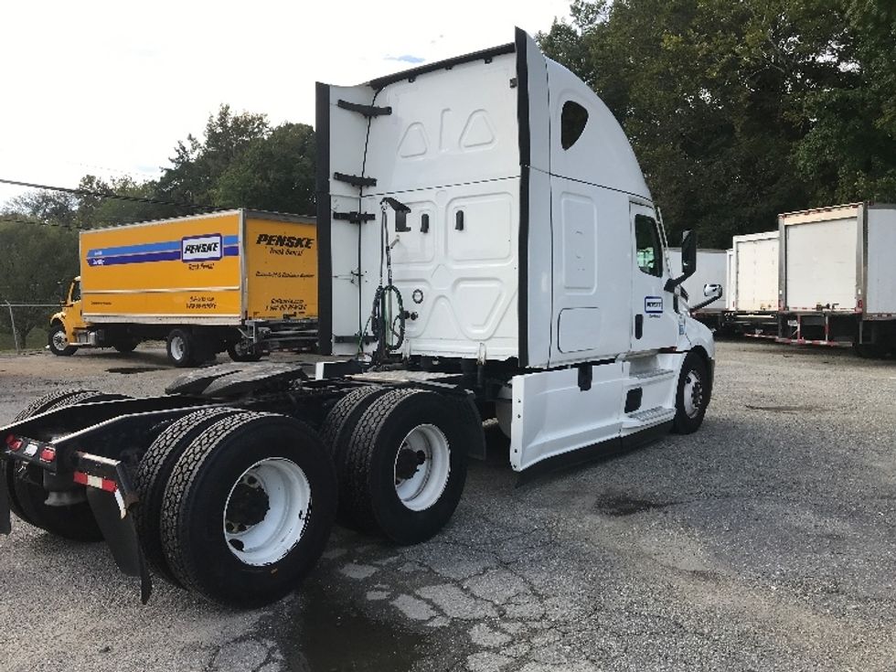 Sleeper Tractor-Heavy Duty Tractors-Freightliner-2022-T12664ST-Newport News-VA-555,687\n\t\tmiles-$ 65,250 - Image 7