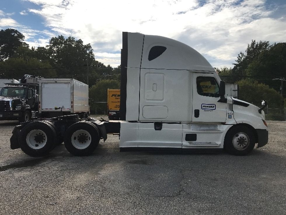 Sleeper Tractor-Heavy Duty Tractors-Freightliner-2022-T12664ST-Newport News-VA-555,687\n\t\tmiles-$ 65,250 - Image 8