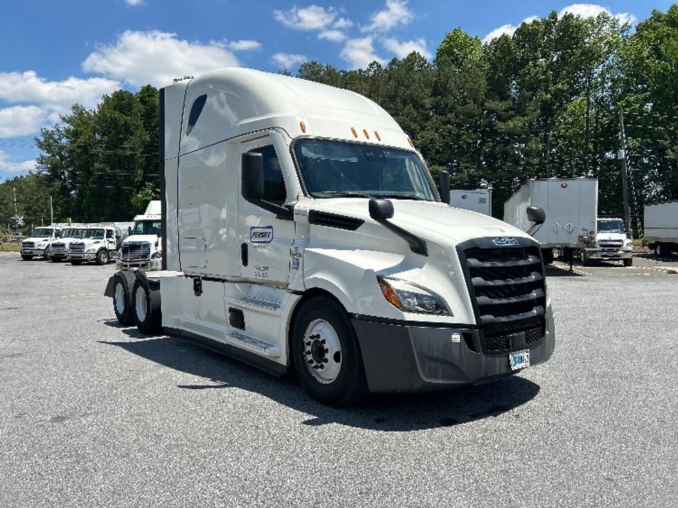 Sleeper Tractor-Heavy Duty Tractors-Freightliner-2022-T12664ST-Norcross-GA-590,606\n\t\tmiles-$ 68,000 - Image 1