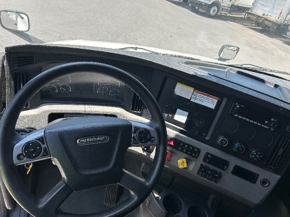 Sleeper Tractor-Heavy Duty Tractors-Freightliner-2022-T12664ST-Norcross-GA-590,606\n\t\tmiles-$ 68,000 - Image 11