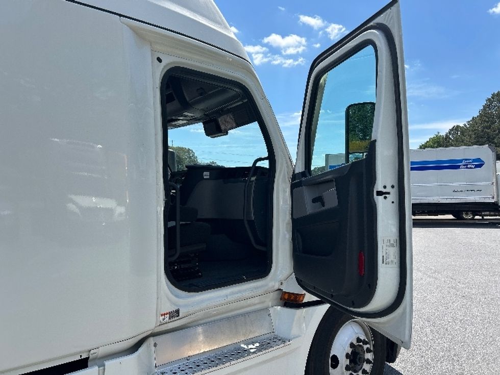 Sleeper Tractor-Heavy Duty Tractors-Freightliner-2022-T12664ST-Norcross-GA-590,606\n\t\tmiles-$ 68,000 - Image 13