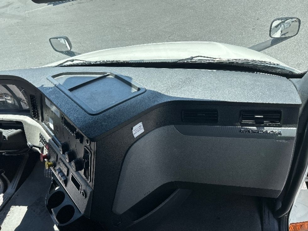 Sleeper Tractor-Heavy Duty Tractors-Freightliner-2022-T12664ST-Norcross-GA-590,606\n\t\tmiles-$ 68,000 - Image 14