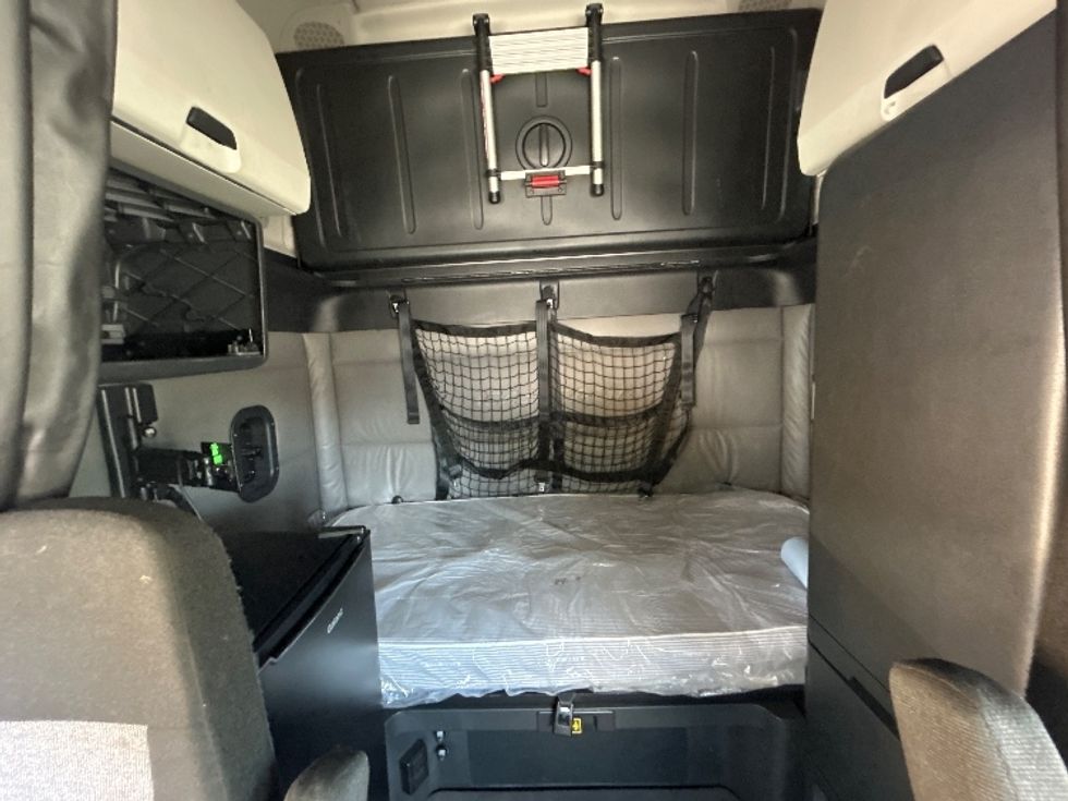 Sleeper Tractor-Heavy Duty Tractors-Freightliner-2022-T12664ST-Norcross-GA-590,606\n\t\tmiles-$ 68,000 - Image 16