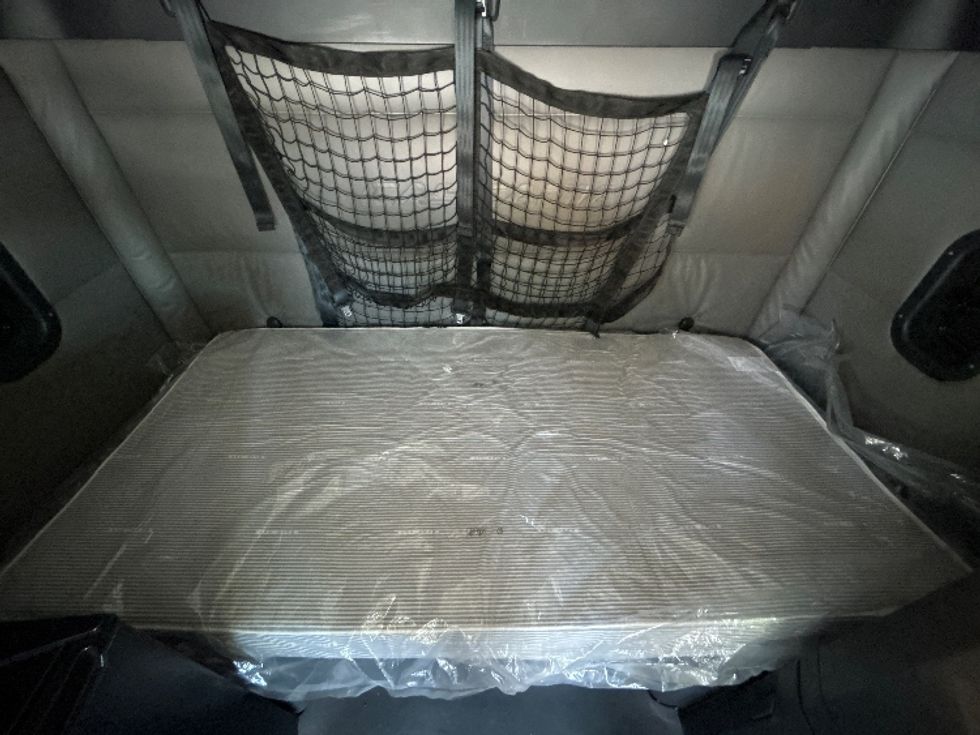 Sleeper Tractor-Heavy Duty Tractors-Freightliner-2022-T12664ST-Norcross-GA-590,606\n\t\tmiles-$ 68,000 - Image 17