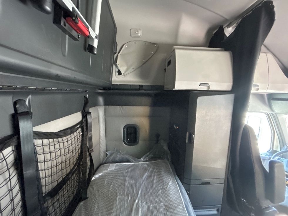 Sleeper Tractor-Heavy Duty Tractors-Freightliner-2022-T12664ST-Norcross-GA-590,606\n\t\tmiles-$ 68,000 - Image 18