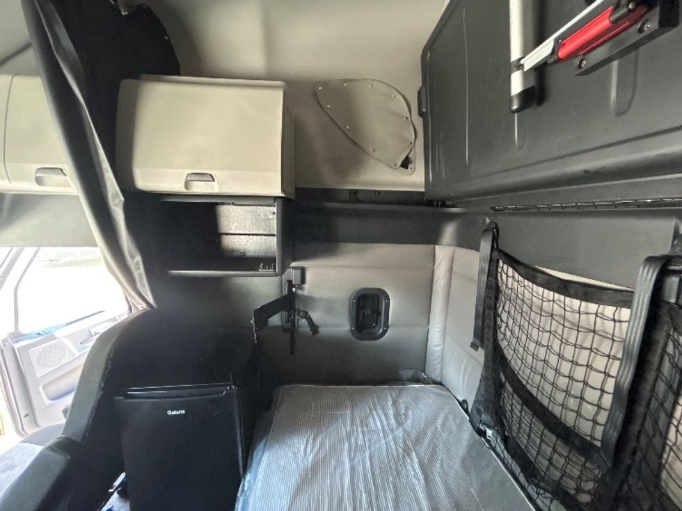 Sleeper Tractor-Heavy Duty Tractors-Freightliner-2022-T12664ST-Norcross-GA-590,606\n\t\tmiles-$ 68,000 - Image 19