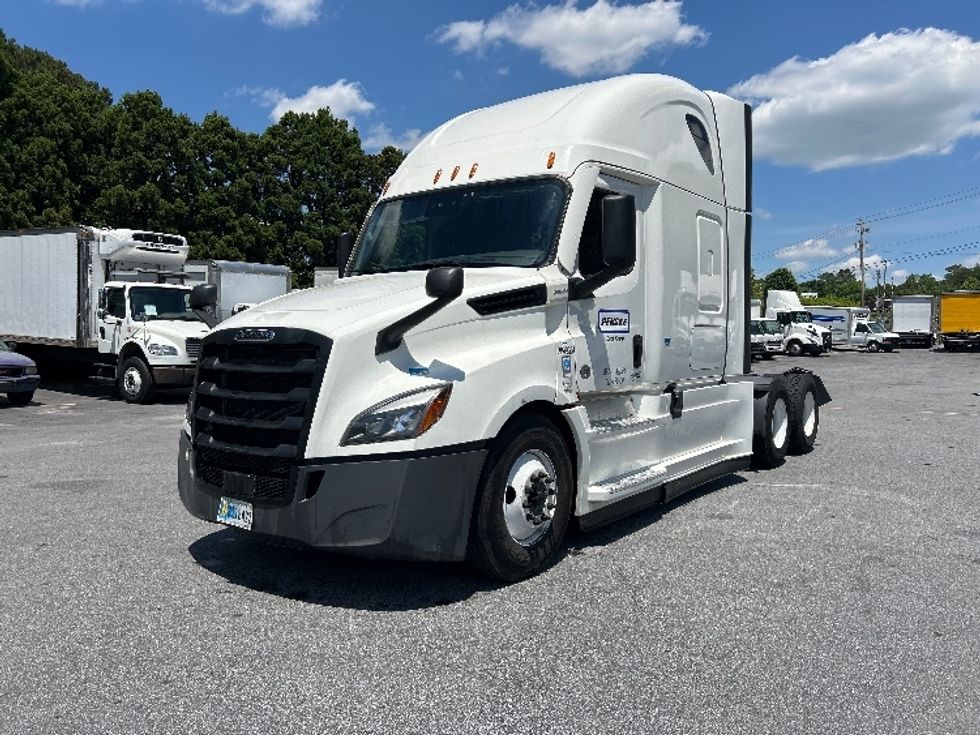 Sleeper Tractor-Heavy Duty Tractors-Freightliner-2022-T12664ST-Norcross-GA-590,606\n\t\tmiles-$ 68,000 - Image 3