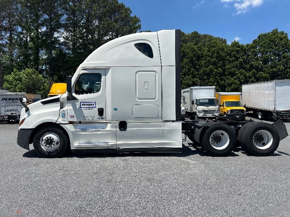 Sleeper Tractor-Heavy Duty Tractors-Freightliner-2022-T12664ST-Norcross-GA-590,606\n\t\tmiles-$ 68,000 - Image 4