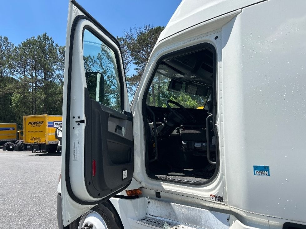 Sleeper Tractor-Heavy Duty Tractors-Freightliner-2022-T12664ST-Norcross-GA-590,606\n\t\tmiles-$ 68,000 - Image 9