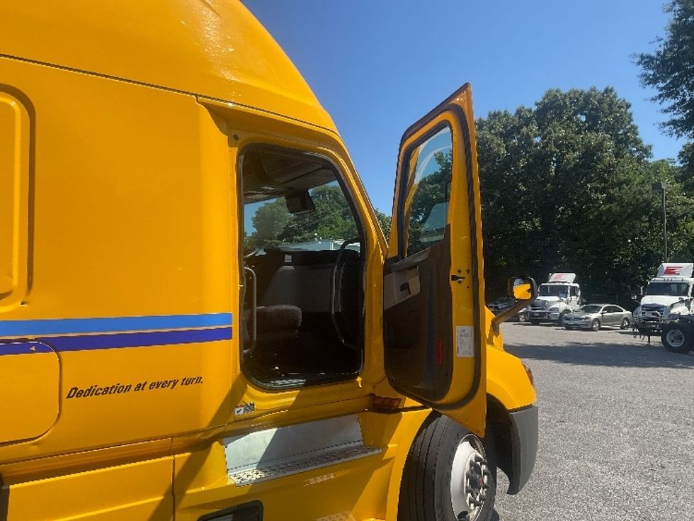 Sleeper Tractor-Heavy Duty Tractors-Freightliner-2022-T12664ST-Norfolk-VA-351,733\n\t\tmiles-$ 82,500 - Image 13