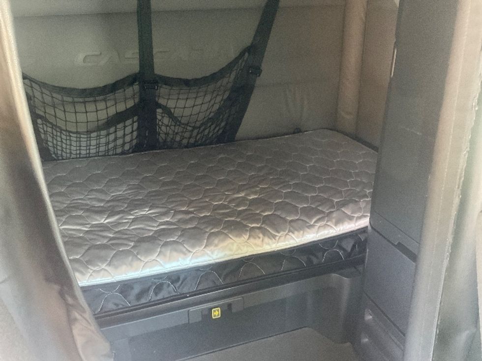 Sleeper Tractor-Heavy Duty Tractors-Freightliner-2022-T12664ST-Norfolk-VA-351,733\n\t\tmiles-$ 82,500 - Image 16