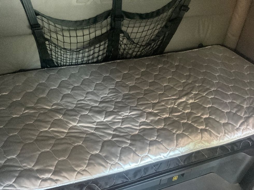 Sleeper Tractor-Heavy Duty Tractors-Freightliner-2022-T12664ST-Norfolk-VA-351,733\n\t\tmiles-$ 82,500 - Image 17