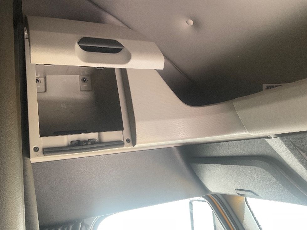 Sleeper Tractor-Heavy Duty Tractors-Freightliner-2022-T12664ST-Norfolk-VA-351,733\n\t\tmiles-$ 82,500 - Image 18