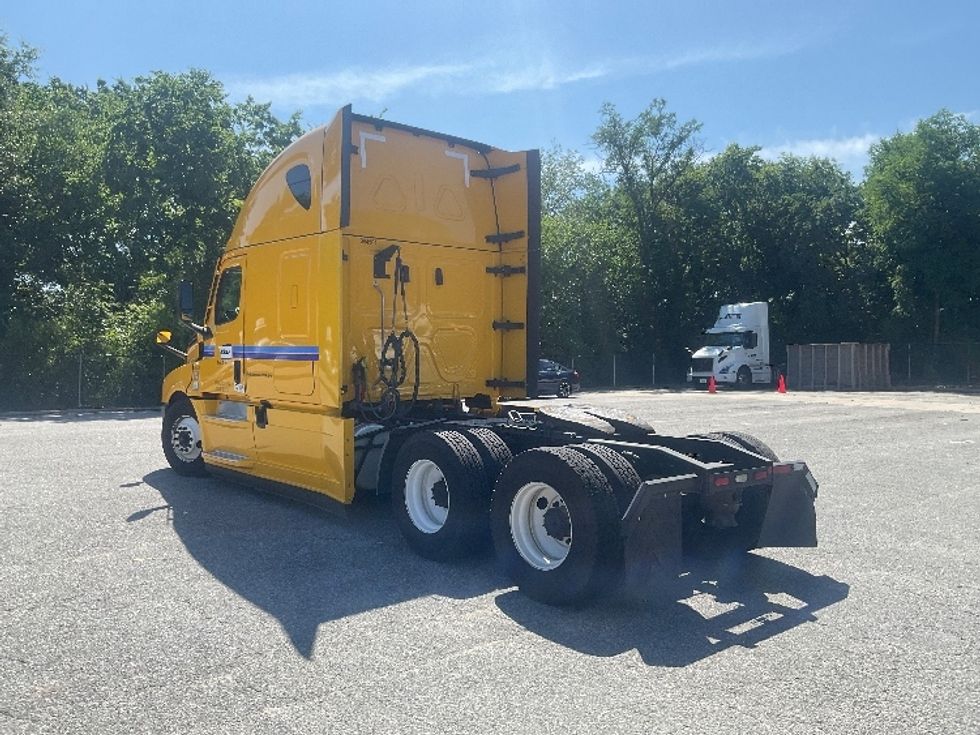 Sleeper Tractor-Heavy Duty Tractors-Freightliner-2022-T12664ST-Norfolk-VA-351,733\n\t\tmiles-$ 82,500 - Image 5