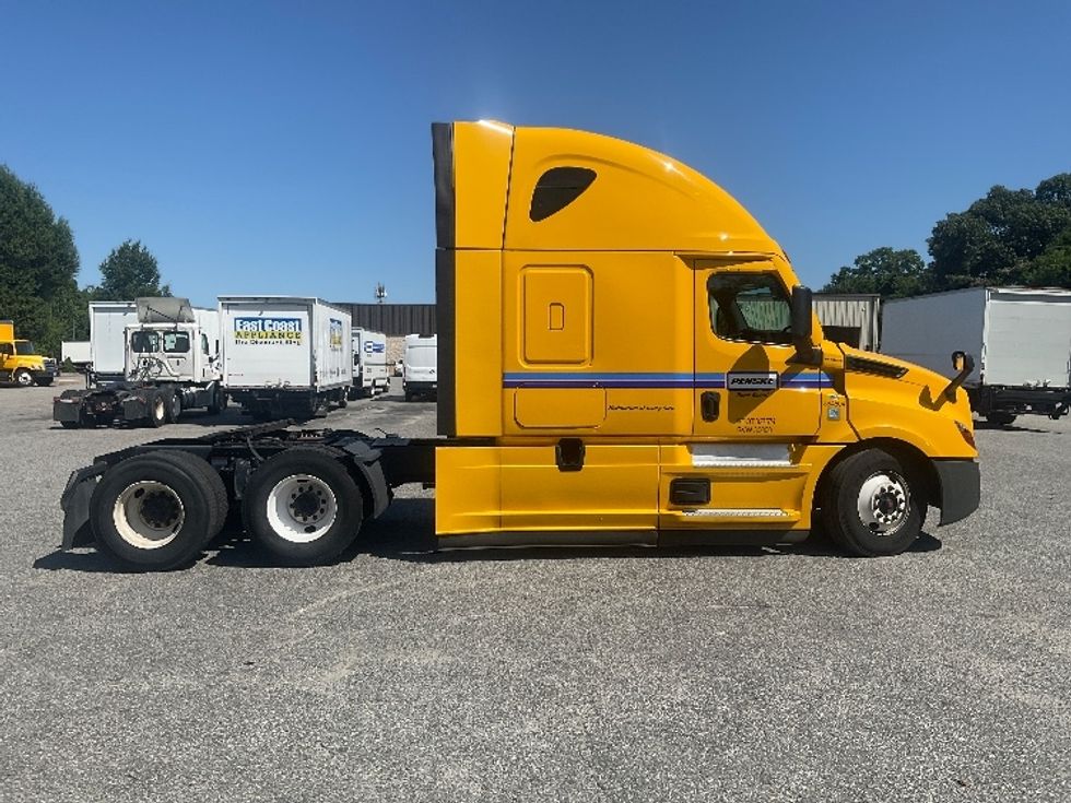 Sleeper Tractor-Heavy Duty Tractors-Freightliner-2022-T12664ST-Norfolk-VA-351,733\n\t\tmiles-$ 82,500 - Image 8