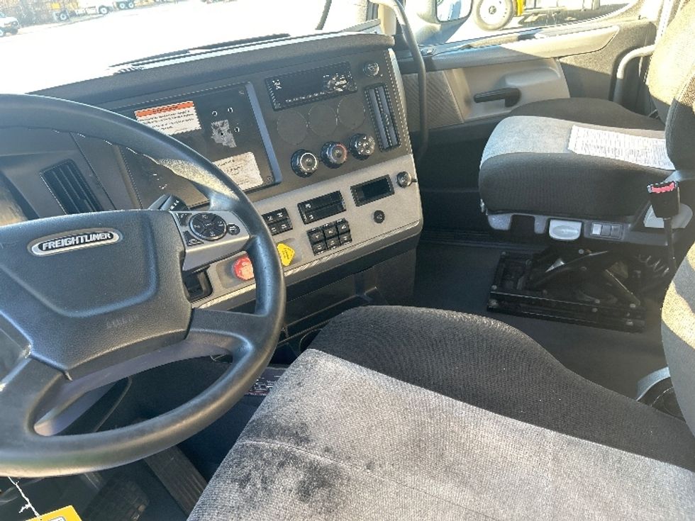 Sleeper Tractor-Heavy Duty Tractors-Freightliner-2022-T12664ST-Norfolk-VA-567,942\n\t\tmiles-$ 65,500 - Image 10