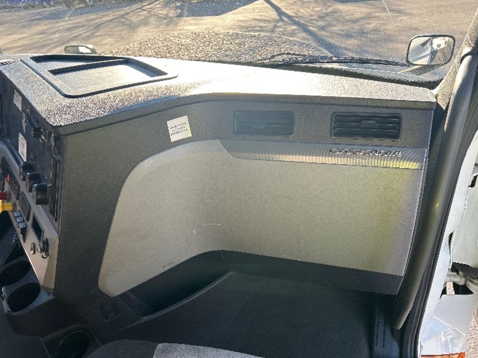 Sleeper Tractor-Heavy Duty Tractors-Freightliner-2022-T12664ST-Norfolk-VA-567,942\n\t\tmiles-$ 65,500 - Image 14