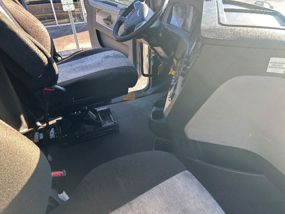 Sleeper Tractor-Heavy Duty Tractors-Freightliner-2022-T12664ST-Norfolk-VA-567,942\n\t\tmiles-$ 65,500 - Image 15