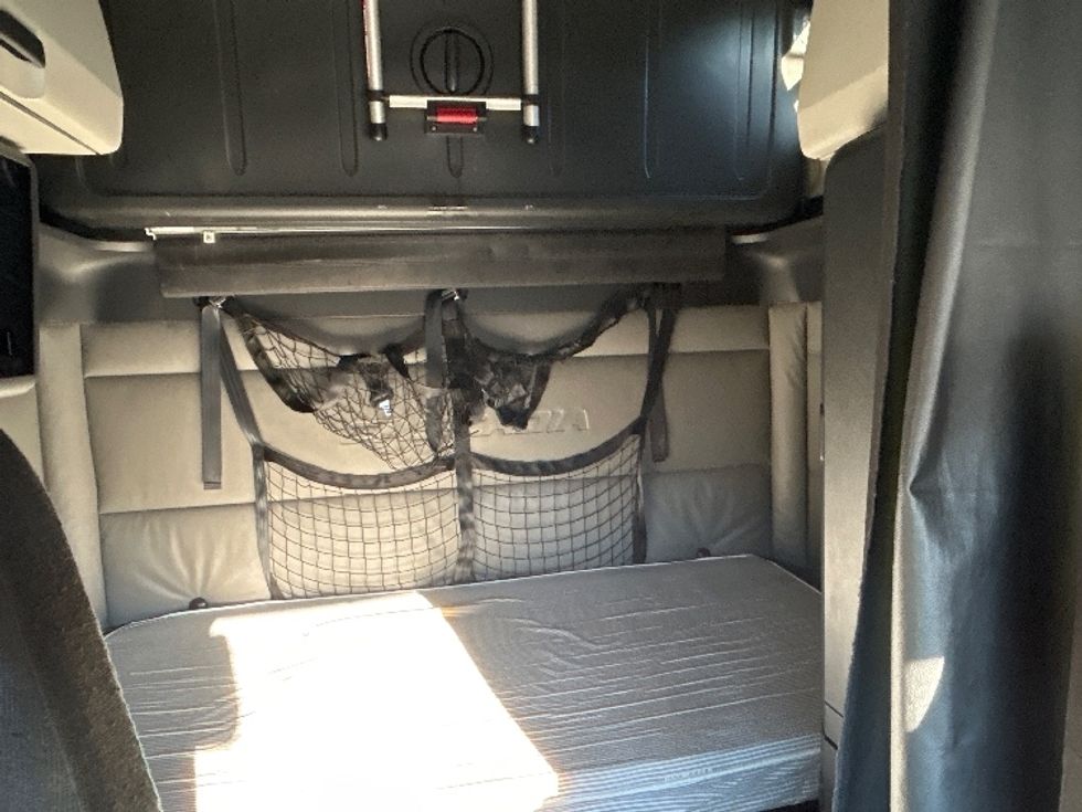 Sleeper Tractor-Heavy Duty Tractors-Freightliner-2022-T12664ST-Norfolk-VA-567,942\n\t\tmiles-$ 65,500 - Image 16