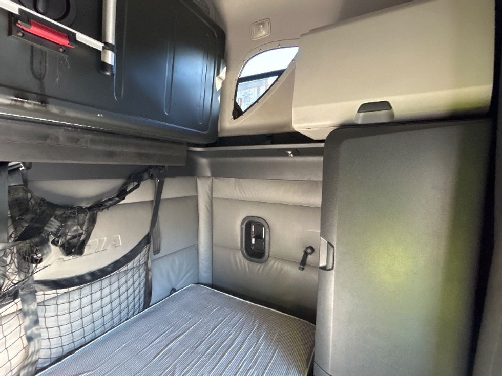 Sleeper Tractor-Heavy Duty Tractors-Freightliner-2022-T12664ST-Norfolk-VA-567,942\n\t\tmiles-$ 65,500 - Image 18