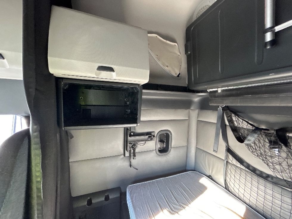 Sleeper Tractor-Heavy Duty Tractors-Freightliner-2022-T12664ST-Norfolk-VA-567,942\n\t\tmiles-$ 65,500 - Image 19