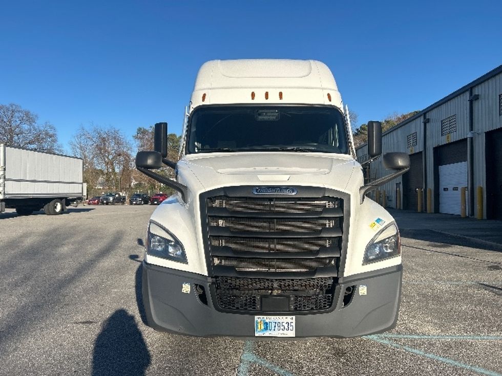 Sleeper Tractor-Heavy Duty Tractors-Freightliner-2022-T12664ST-Norfolk-VA-567,942\n\t\tmiles-$ 65,500 - Image 2