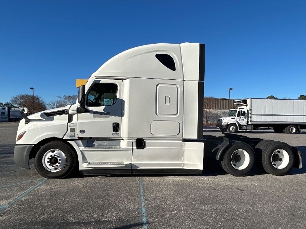 Sleeper Tractor-Heavy Duty Tractors-Freightliner-2022-T12664ST-Norfolk-VA-567,942\n\t\tmiles-$ 65,500 - Image 4