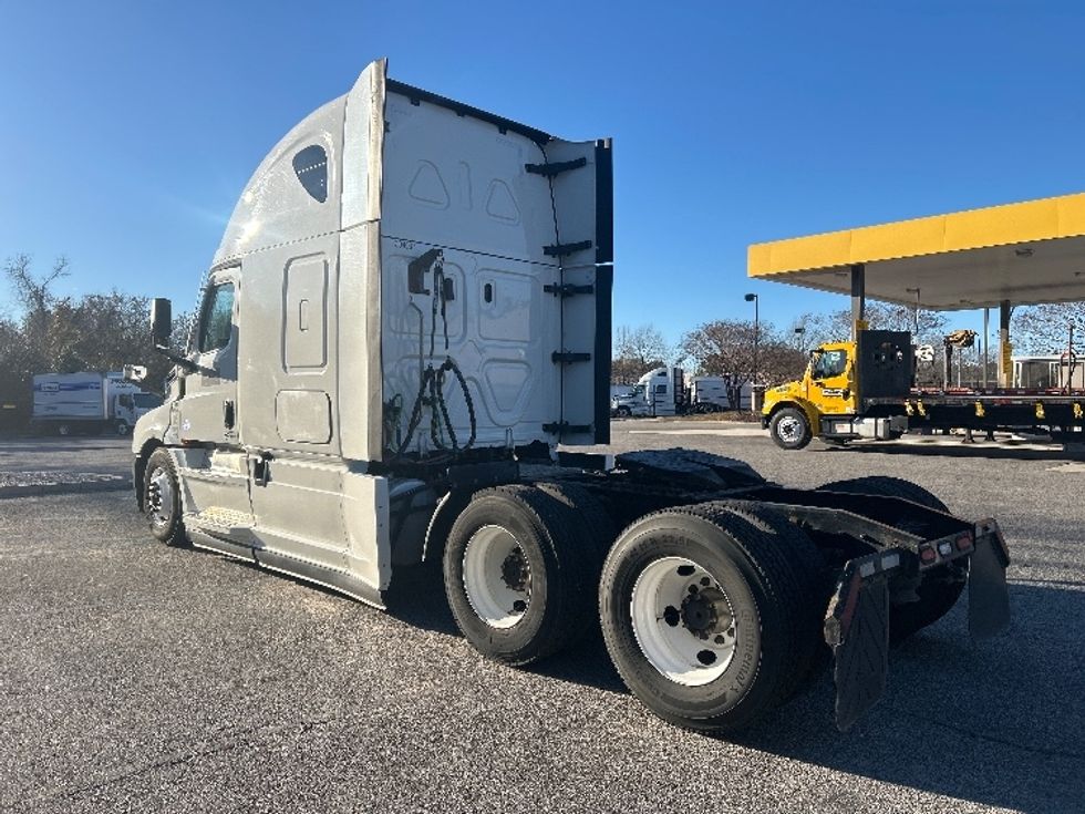 Sleeper Tractor-Heavy Duty Tractors-Freightliner-2022-T12664ST-Norfolk-VA-567,942\n\t\tmiles-$ 65,500 - Image 5
