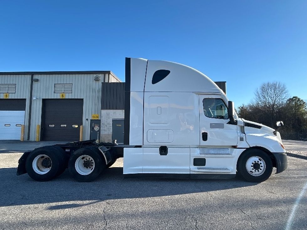 Sleeper Tractor-Heavy Duty Tractors-Freightliner-2022-T12664ST-Norfolk-VA-567,942\n\t\tmiles-$ 65,500 - Image 8
