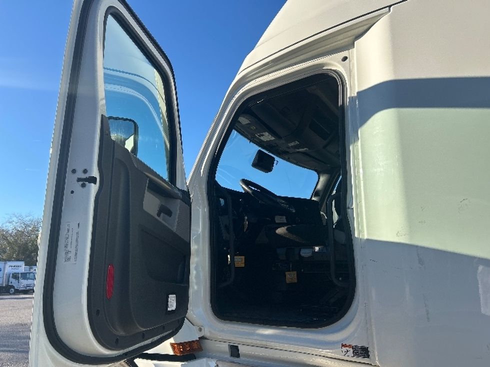 Sleeper Tractor-Heavy Duty Tractors-Freightliner-2022-T12664ST-Norfolk-VA-567,942\n\t\tmiles-$ 65,500 - Image 9
