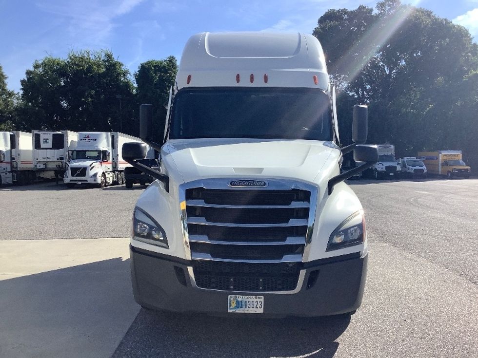 Sleeper Tractor-Heavy Duty Tractors-Freightliner-2022-T12664ST-Norfolk-VA-622,448\n\t\tmiles-$ 64,750 - Image 2