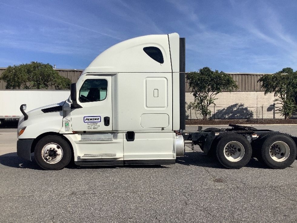 Sleeper Tractor-Heavy Duty Tractors-Freightliner-2022-T12664ST-Norfolk-VA-622,448\n\t\tmiles-$ 64,750 - Image 4