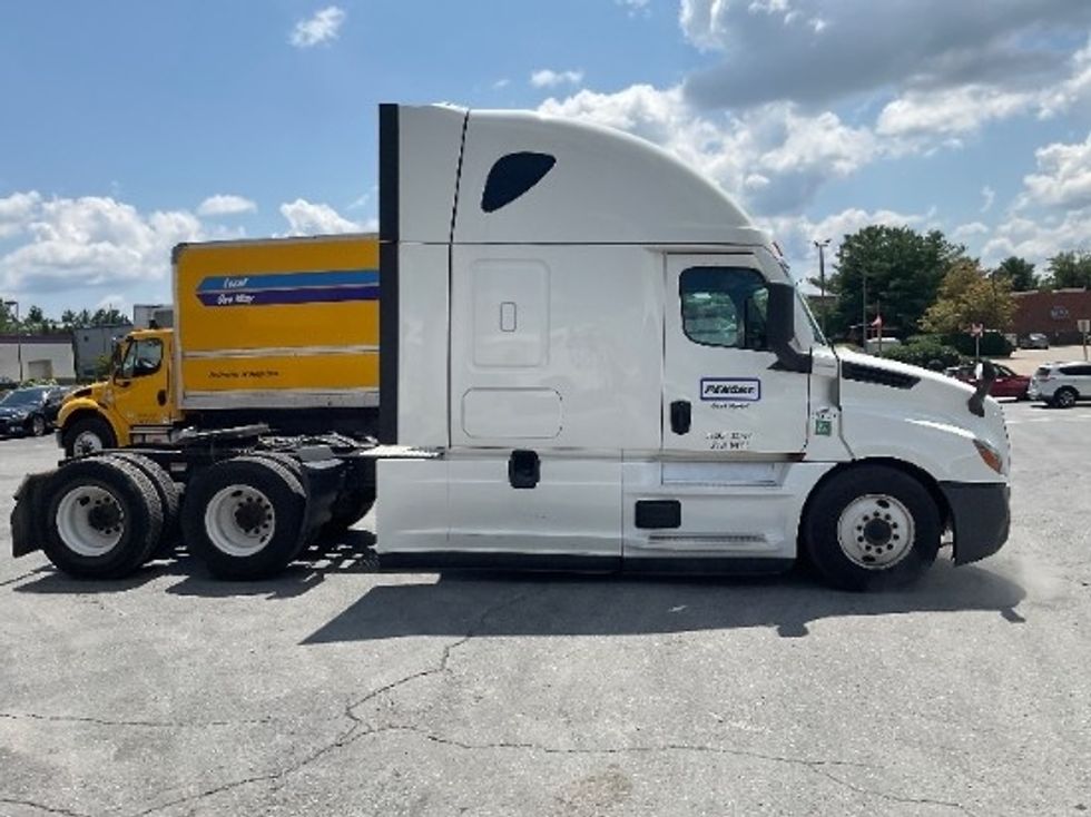 Sleeper Tractor-Heavy Duty Tractors-Freightliner-2022-T12664ST-Norfolk-VA-622,448\n\t\tmiles-$ 64,750 - Image 7