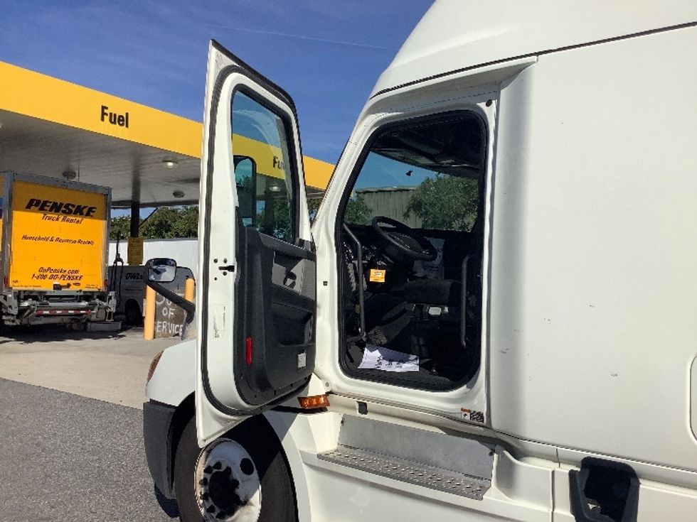 Sleeper Tractor-Heavy Duty Tractors-Freightliner-2022-T12664ST-Norfolk-VA-622,448\n\t\tmiles-$ 64,750 - Image 8