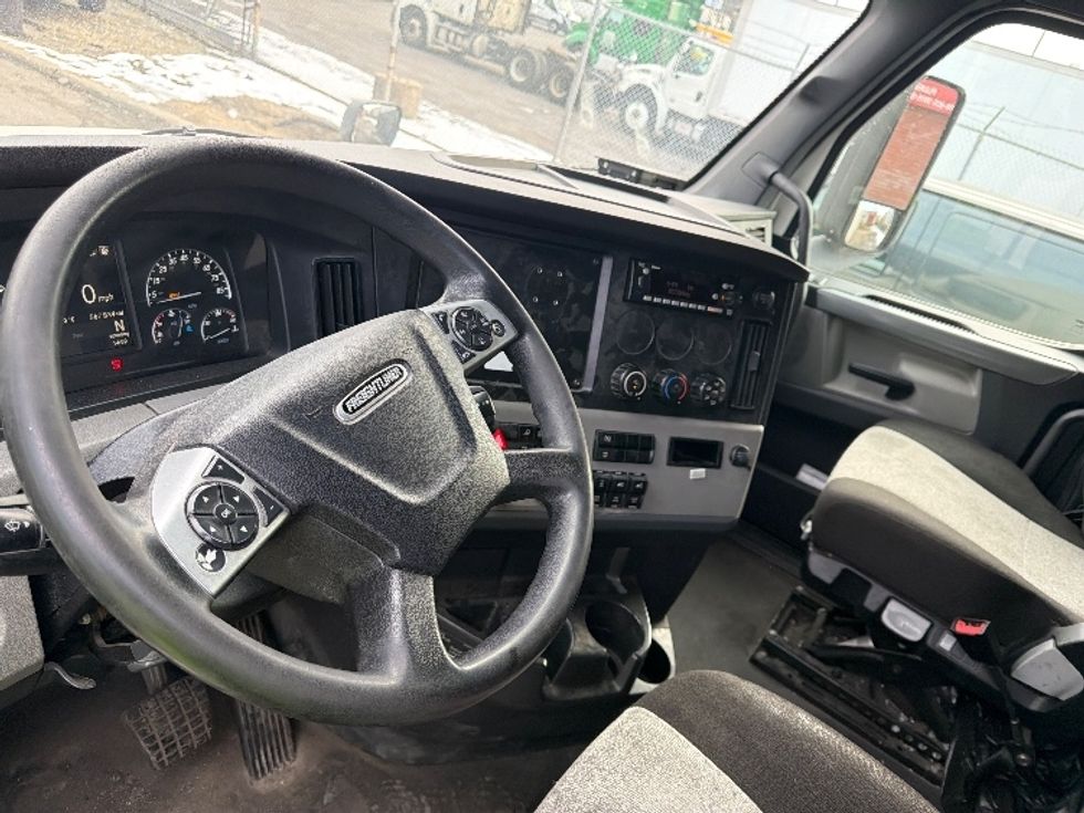 Sleeper Tractor-Heavy Duty Tractors-Freightliner-2022-T12664ST-North Bergen-NJ-567,841\n\t\tmiles-$ 58,250 - Image 10