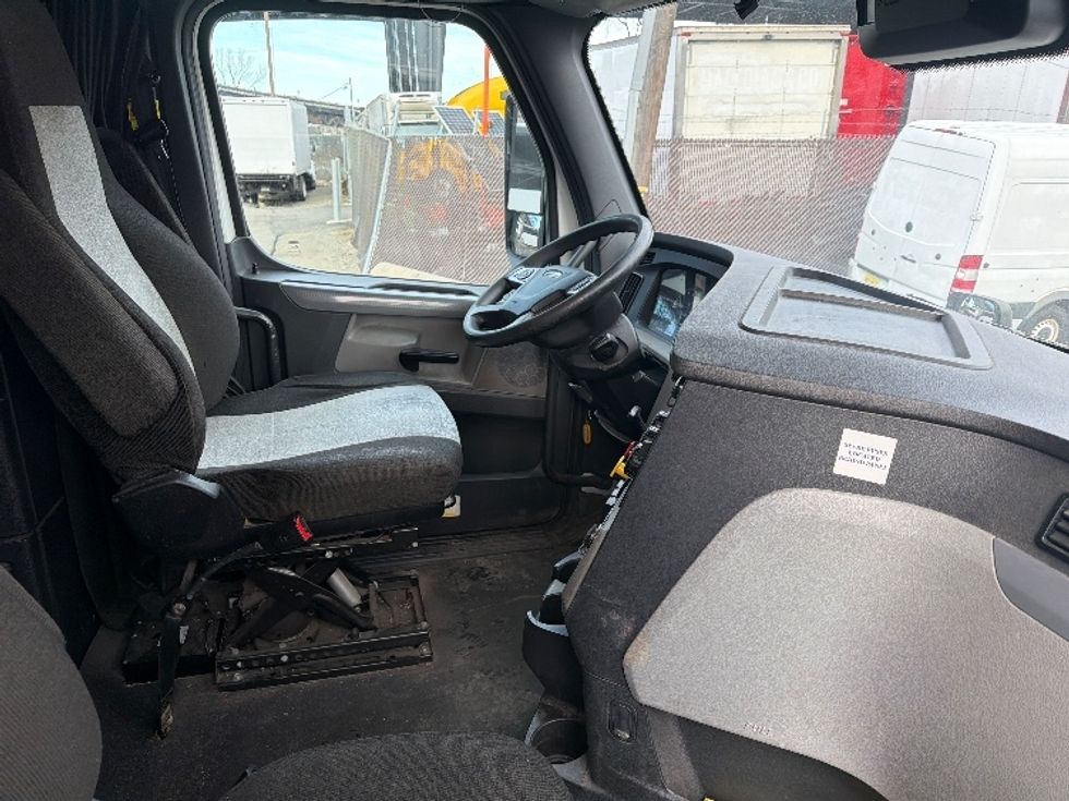 Sleeper Tractor-Heavy Duty Tractors-Freightliner-2022-T12664ST-North Bergen-NJ-567,841\n\t\tmiles-$ 58,250 - Image 15