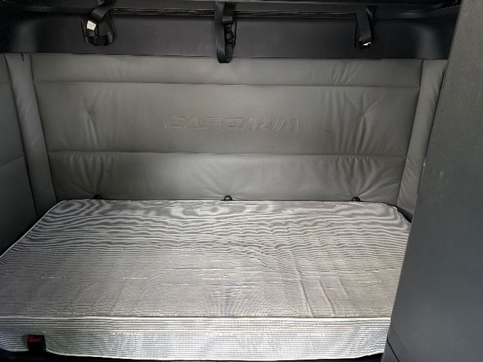 Sleeper Tractor-Heavy Duty Tractors-Freightliner-2022-T12664ST-North Bergen-NJ-567,841\n\t\tmiles-$ 58,250 - Image 16