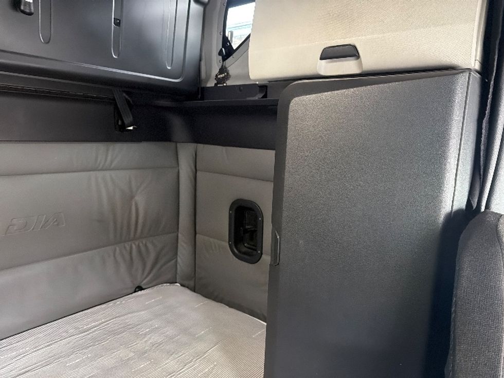 Sleeper Tractor-Heavy Duty Tractors-Freightliner-2022-T12664ST-North Bergen-NJ-567,841\n\t\tmiles-$ 58,250 - Image 18