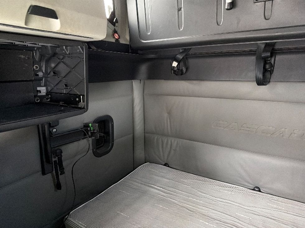 Sleeper Tractor-Heavy Duty Tractors-Freightliner-2022-T12664ST-North Bergen-NJ-567,841\n\t\tmiles-$ 58,250 - Image 19