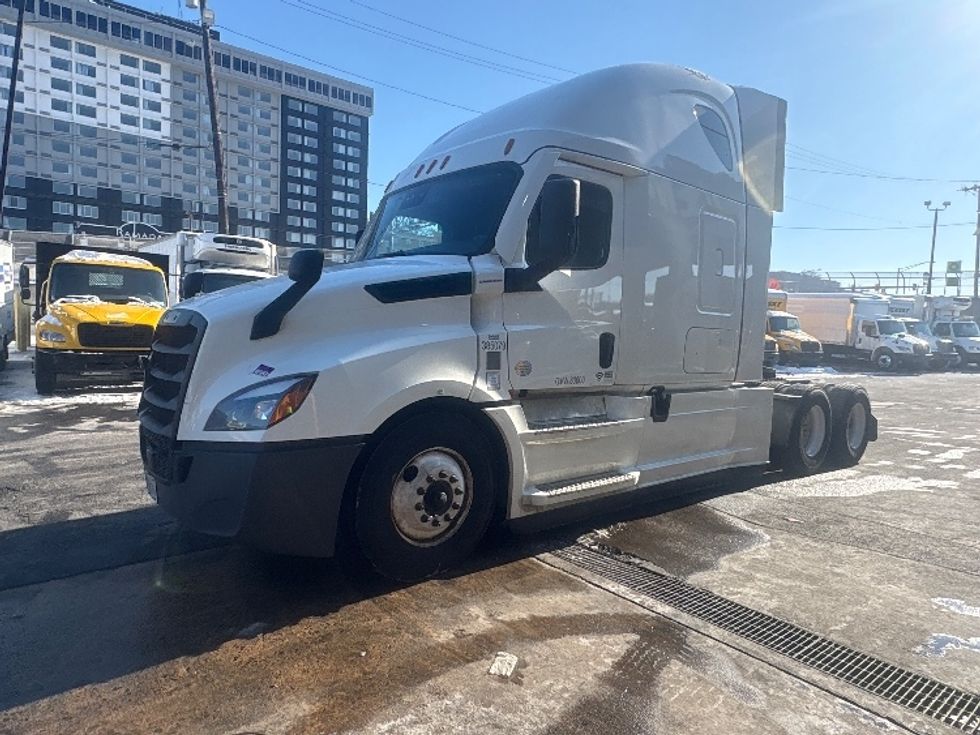 Sleeper Tractor-Heavy Duty Tractors-Freightliner-2022-T12664ST-North Bergen-NJ-567,841\n\t\tmiles-$ 58,250 - Image 3