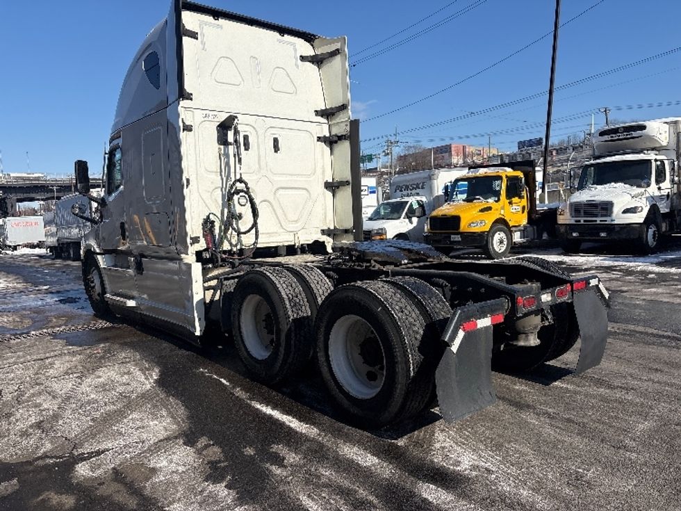 Sleeper Tractor-Heavy Duty Tractors-Freightliner-2022-T12664ST-North Bergen-NJ-567,841\n\t\tmiles-$ 58,250 - Image 5
