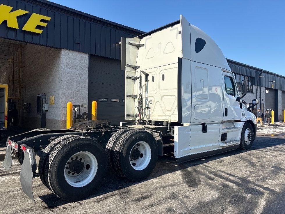Sleeper Tractor-Heavy Duty Tractors-Freightliner-2022-T12664ST-North Bergen-NJ-567,841\n\t\tmiles-$ 58,250 - Image 7