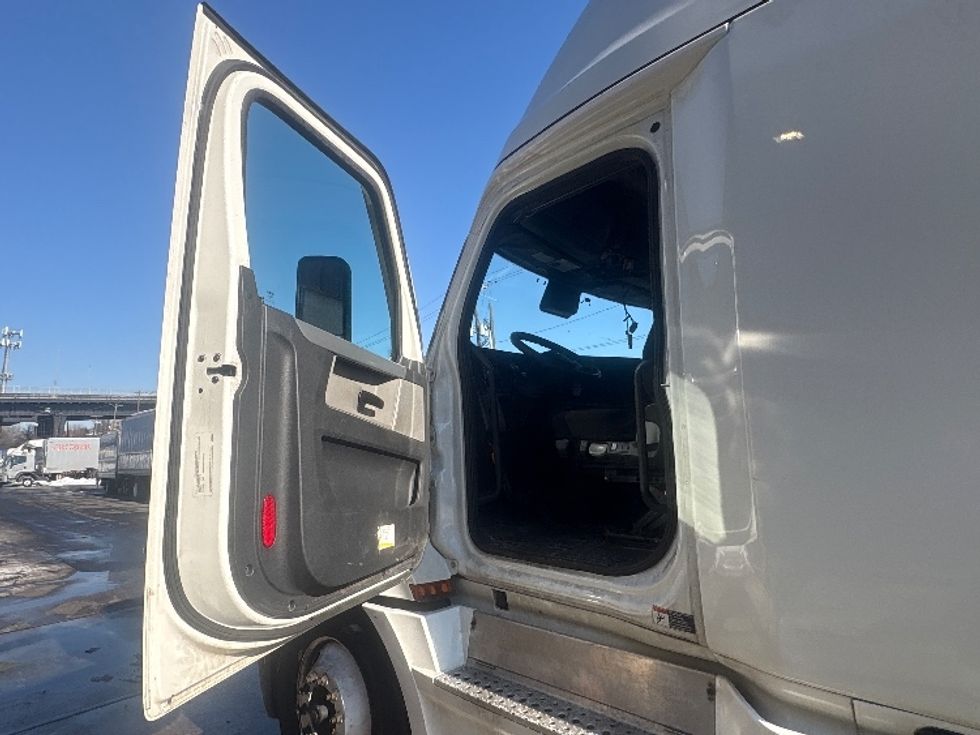 Sleeper Tractor-Heavy Duty Tractors-Freightliner-2022-T12664ST-North Bergen-NJ-567,841\n\t\tmiles-$ 58,250 - Image 9