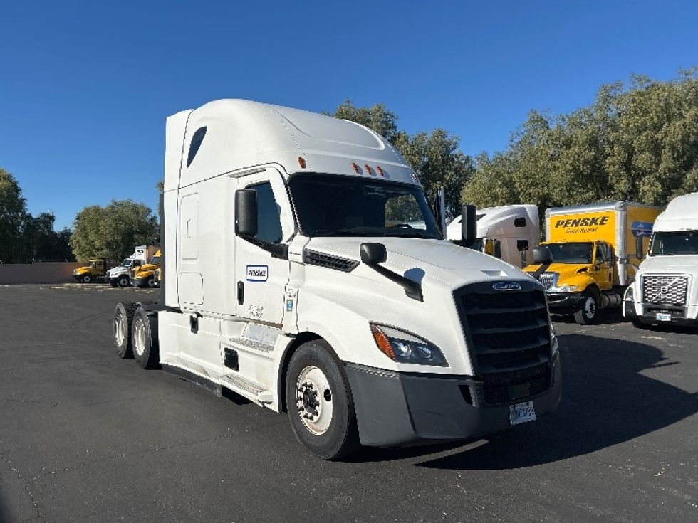 Sleeper Tractor-Heavy Duty Tractors-Freightliner-2022-T12664ST-North Las Vegas-NV-514,239\n\t\tmiles-$ 71,250 - Image 1