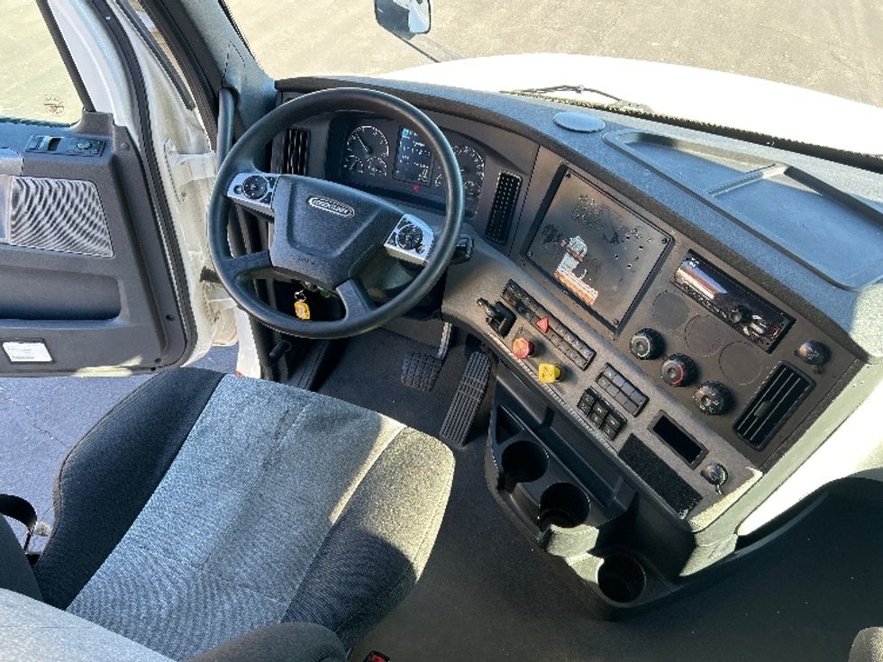 Sleeper Tractor-Heavy Duty Tractors-Freightliner-2022-T12664ST-North Las Vegas-NV-514,239\n\t\tmiles-$ 71,250 - Image 11