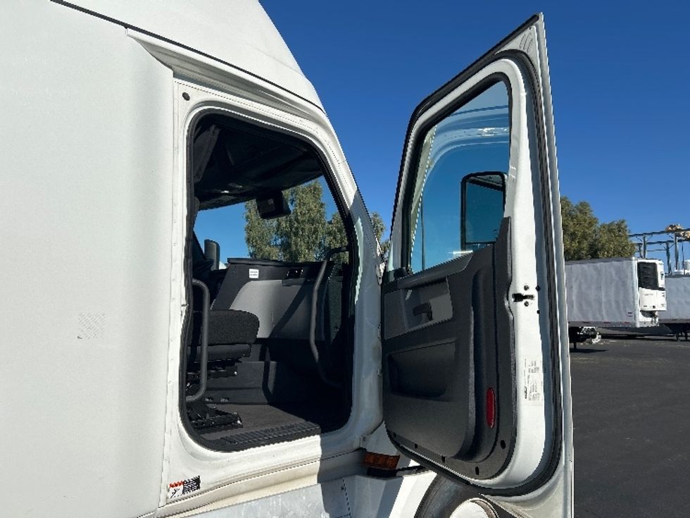 Sleeper Tractor-Heavy Duty Tractors-Freightliner-2022-T12664ST-North Las Vegas-NV-514,239\n\t\tmiles-$ 71,250 - Image 13