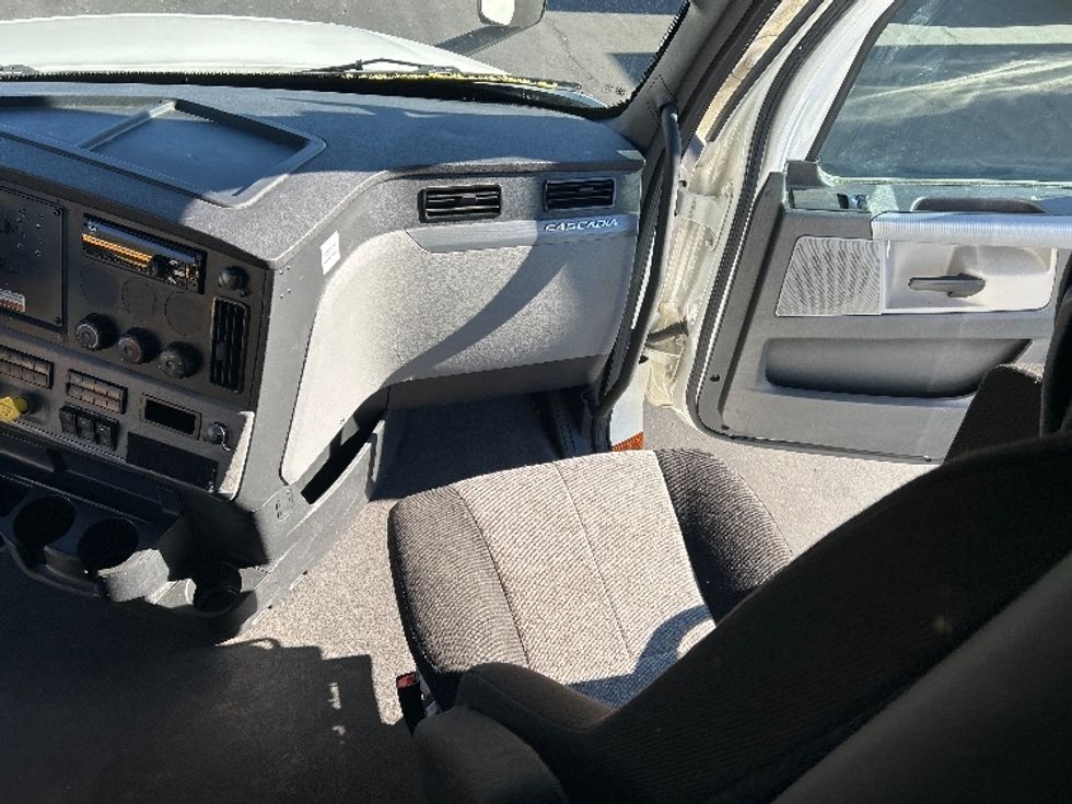 Sleeper Tractor-Heavy Duty Tractors-Freightliner-2022-T12664ST-North Las Vegas-NV-514,239\n\t\tmiles-$ 71,250 - Image 14