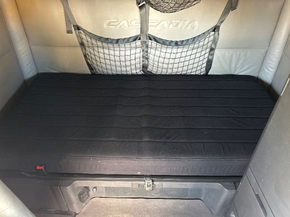 Sleeper Tractor-Heavy Duty Tractors-Freightliner-2022-T12664ST-North Las Vegas-NV-514,239\n\t\tmiles-$ 71,250 - Image 17