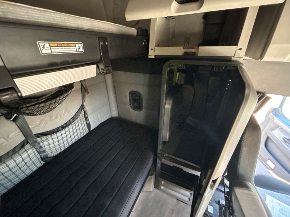 Sleeper Tractor-Heavy Duty Tractors-Freightliner-2022-T12664ST-North Las Vegas-NV-514,239\n\t\tmiles-$ 71,250 - Image 18