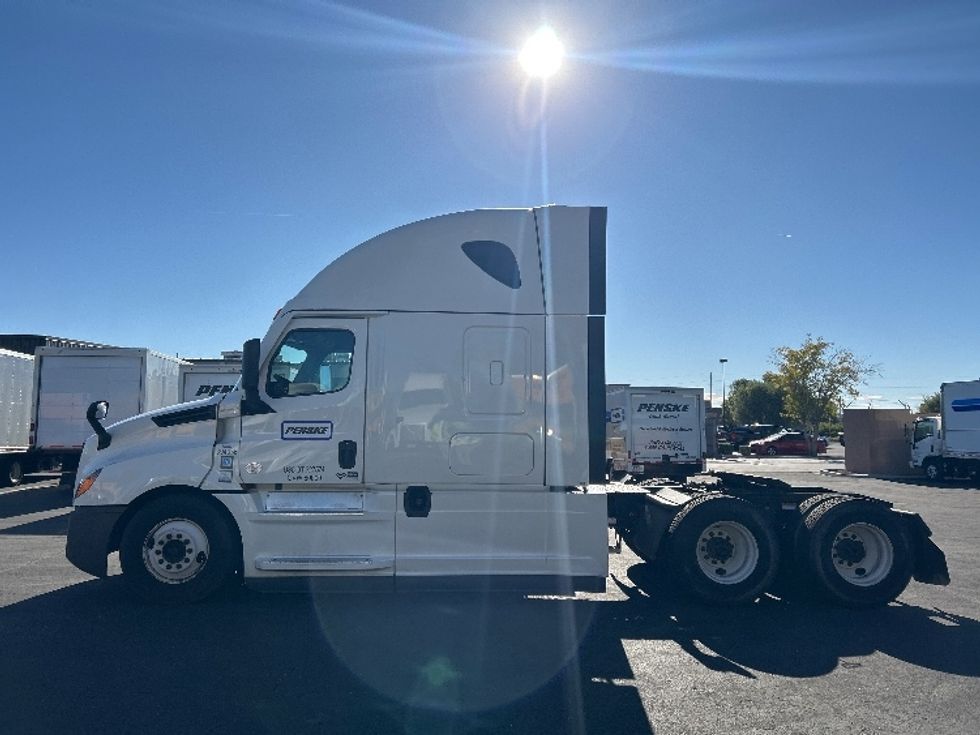 Sleeper Tractor-Heavy Duty Tractors-Freightliner-2022-T12664ST-North Las Vegas-NV-514,239\n\t\tmiles-$ 71,250 - Image 4